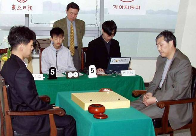 2002년 4월 전남 해남군 송지면 땅끝 전망대에서 국수 조훈현 9단(오른쪽)과 도전자 이창호 9단의 국수전 제2국이 진행되고 있다. <한겨레> 자료사진