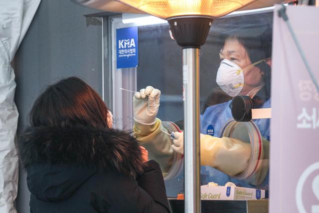 12일 서울 중구 서울광장에 마련된 코로나19 임시 선별진료소에서 시민들이 검사를 받고 있다. 뉴스1