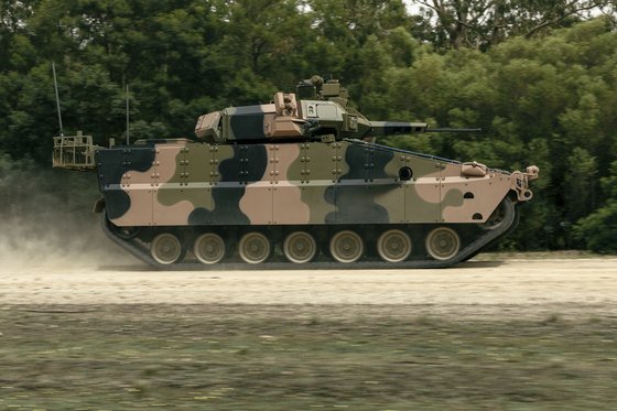 한화디펜스가 호주 육군의 차세대 보병전투장갑차 사업(Land 400) 최종 경쟁후보에 오른 '레드백(Redback)' 완제품을 12일 호주 현지에서 처음 공개했다. [사진 한화디펜스]