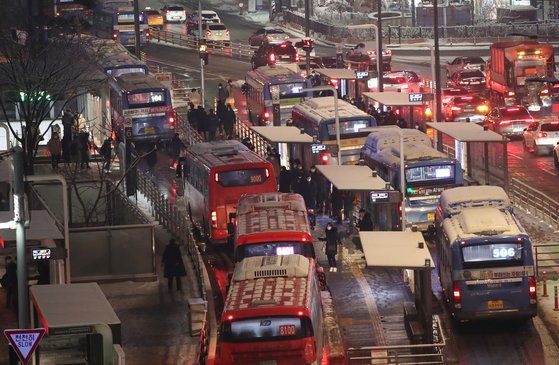 많은 눈이 내린 12일 오후 서울 중구 서울역환승센터에서 시민들이 버스를 기다리고 있다. 연합뉴스