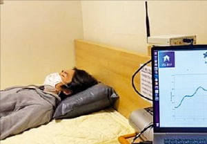 에이슬립이 자체 개발한 비접촉식 기기로 사용자의 수면 상태를 파악하고 있다.  에이슬립 제공