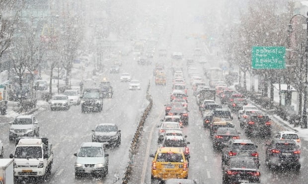 많은 눈이 내린 12일 오후 경기도 수원시 팔달구 경수대로에서 차량이 서행하고 있다. /사진=연합뉴스