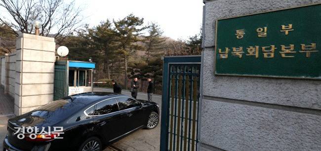 남북 고위급 회담을 하루 앞둔 2018년 1월8일 오전 서울 종로구 통일부 남북회담본부로 차량이 들어가고 있다. 김기남 기자