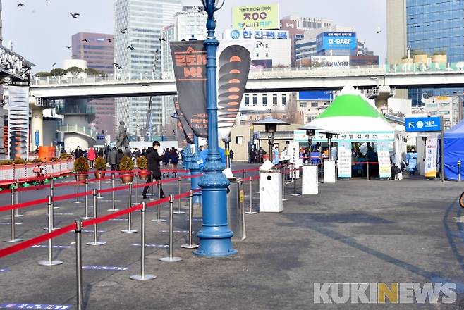 지난달 22일 서울 중구 임시선별진료소에서 시민들이 코로나19 검사를 받고 있다. 박효상 기자