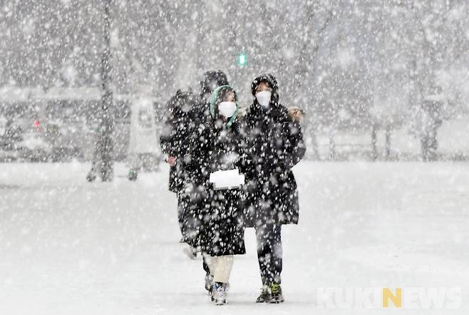 12일 오후 서울 마포구 상암동 거리에서 시민들이 함박눈을 맞으며 걷고 있다. 박효상 기자