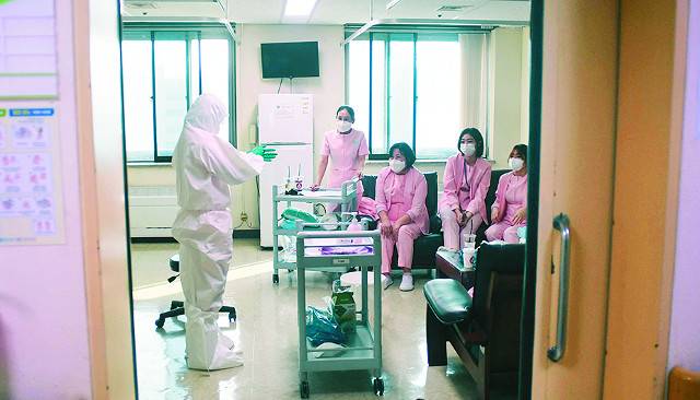 간호사가 비수도권 지역에 정해진 기간 의무 복무하는 공중보건간호사제도가 본격적으로 시행될 예정이다.