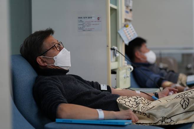 12일 캠프 자원봉사자 7명과 함께 헌헐에 나선 박형준 부산시장 예비후보/사진=박형준캠프