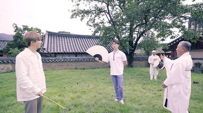 K팝스타 몬스타엑스의 문화유산 체험