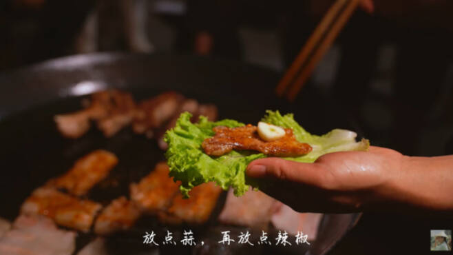 중국문화 홍보 콘텐츠 중 상추쌈을 먹는 장면[전소서가 유튜브 캡처]