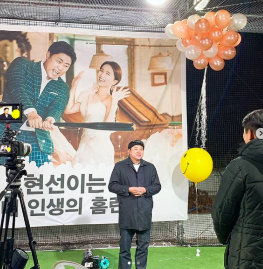 Former Baseball player and Broadcaster Yang Joon-hyuk proposed to the bride-to-be Park Hyun-sun.On the 12th, Yang Jun-hyuk posted several photos on his Instagram with an article entitled Fruffs is a great success.Yang Jun-hyuk said, Live stream South 2 first broadcast, Choi Soo-jong is really hard to follow.In the open photo, Yang Jun-hyuk started a proposal using various balloons and decorations at the baseball field. In particular, Yang Jun-hyuk added romanticity with the phrase MARRY ME.On the other hand, Yang Jun-hyuk announced his marriage to his 19-year-old lover Park Hyun-sun, but the wedding was postponed due to Corona 19.[Photo] Yang Jun-hyuk Instagram