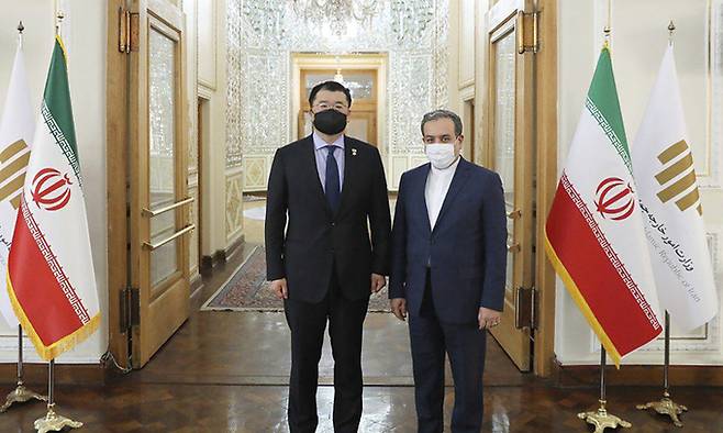 최종건 외교부 1차관(왼쪽)이 10일(현지시간) 이란 테헤란 현지에서 세예드 압바스 아락치 이란 외무차관과 면담에 앞서 기념사진을 찍고 있다.테헤란=AP·연합뉴스