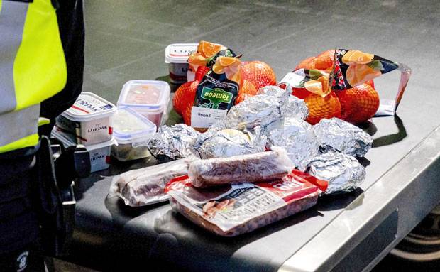 6일(현지시간) 네덜란드 세관원들이 후크반홀란드 항구를 통해 들어온 영국발 입항자들에게서 압수한 음식이 쌓여 있다./사진=EPA 연합뉴스