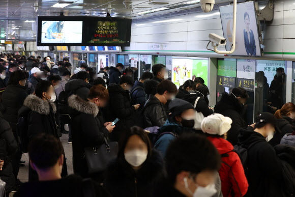 붐비는 강남역 승강장 - 많은 눈이 내린 12일 오후 서울 지하철 강남역 승강장이 퇴근하는 시민들로 붐비고 있다. 2021.1.12 연합뉴스