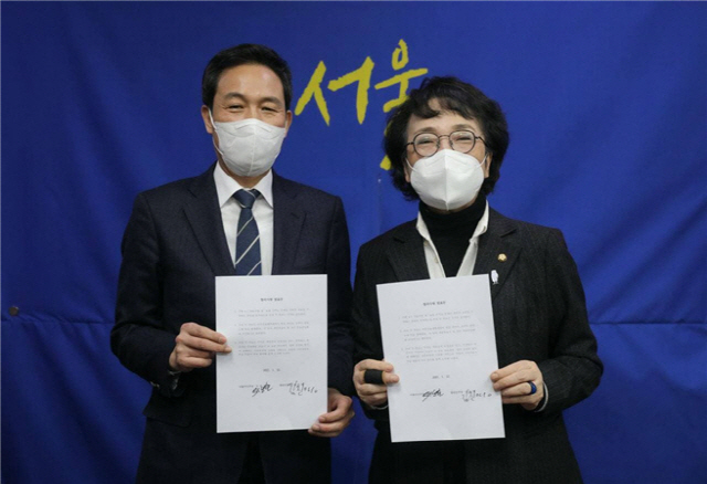 우상호(왼쪽) 더불어민주당 의원과 김진애(오른쪽) 열린민주당 의원/ 김진애 의원실 제공
