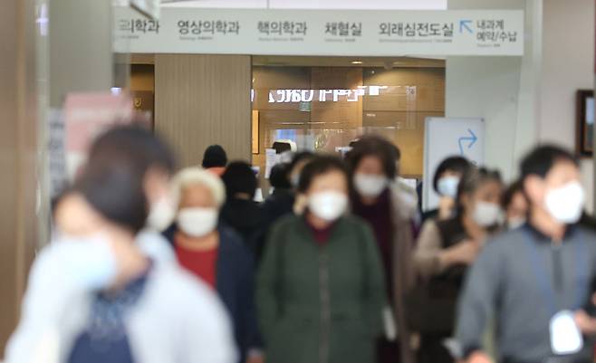 ⓒ연합뉴스2020년 10월13일 서울 종로구 서울대병원에서 내원객들이 마스크를 쓴 채 걸어가고 있다.