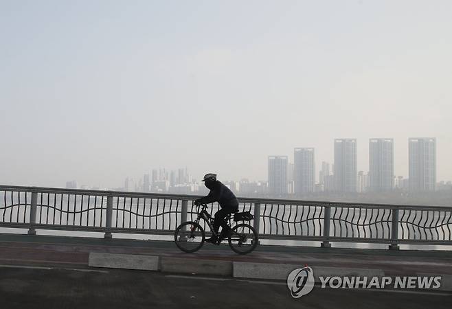 기온은 포근, 미세먼지는 가득 [연합뉴스 자료사진]
