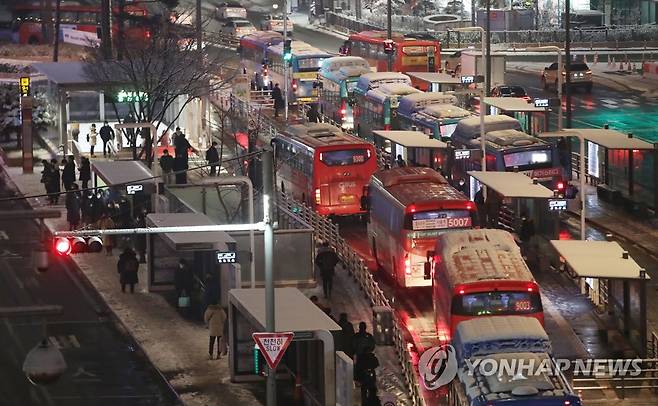 눈 내린 날, 퇴근 서두르는 시민들 (서울=연합뉴스) 임헌정 기자 = 많은 눈이 내린 12일 오후 서울 중구 서울역환승센터에서 시민들이 버스를 기다리고 있다. 2021.1.12 kane@yna.co.kr
