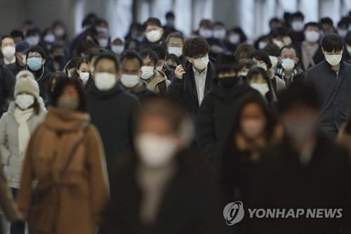 (도쿄 AP=연합뉴스) 일본에서 신종 코로나바이러스 감염증(코로나19)이 빠르게 확산하는 가운데 8일 도쿄의 한 역이 마스크를 착용한 통근자들로 붐비고 있다.