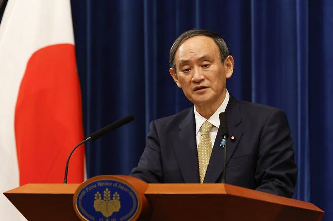 스가 요시히데 일본 총리가 13일 일본 도쿄 총리 관저에서 기자회견을 하고 있다. [사진=AFP제공]