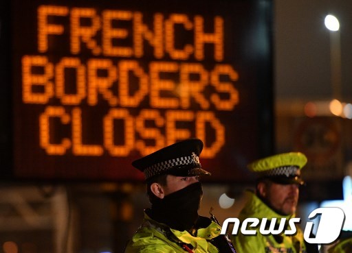 지난해 신종 코로나바이러스 감염증(코로나19) 확산에 따라 폐쇄된 국경에 선 영국 경찰.(자료사진) © AFP=뉴스1