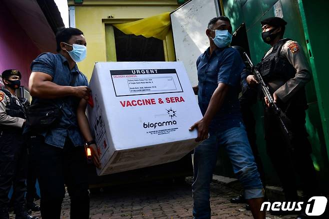 인도네시아에서 배포되고 있는 시노백 코로나19 백신. © AFP=뉴스1
