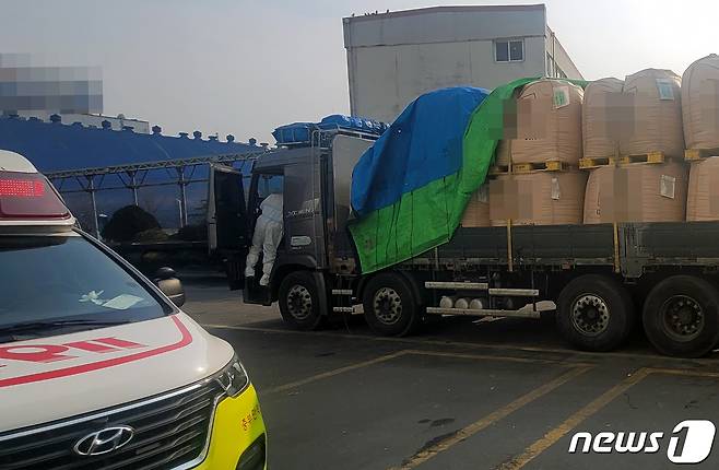 (인천=뉴스1) 정진욱 기자 = 12일 오전 11시 47분쯤 인천 중구 대한제당 사료공장에서 카고트럭 화물칸 천막을 치던 A씨(56)가 4m 높이에서 바닥으로 떨어졌다. 사진은 사고가 발생한 화물차의 모습.(인천중부소방서 제공)2021.1.13/뉴스1 © News1