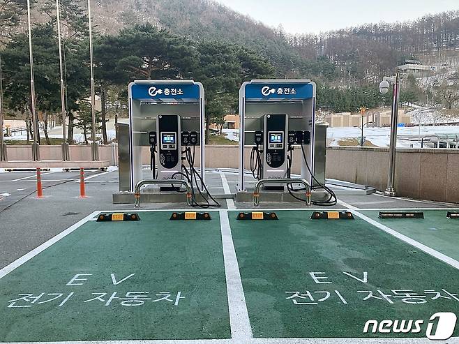 강원 정선 하이원리조트 그랜드호텔 고객주차장에 설치한 전기차 충전소. (하이원리조트 제공)© 뉴스1