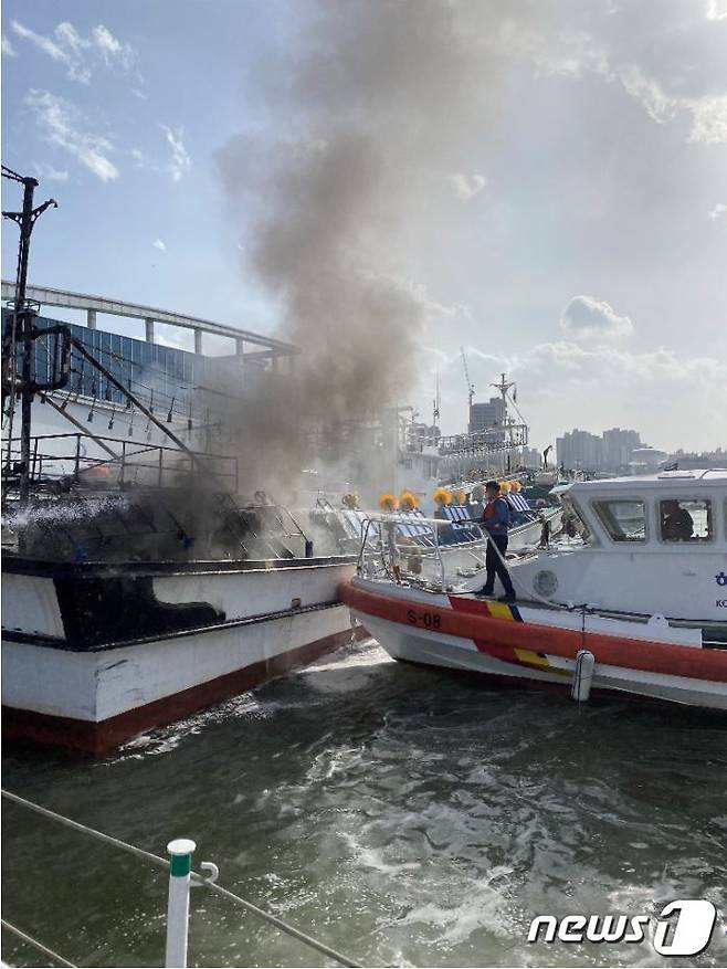 13일 낮 12시45분쯤 강원 속초 청초호에 정박 중인 29톤급 채낚기어선에서 화재가 발생했다. (속초해경 제공)© 뉴스1