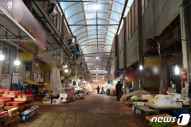 12일 오전 광주광역시 서구 양동시장이 한산한 모습을 보이고 있다. 광주시에 따르면 전날 해당 시장 상인 3명이 코로나19에 추가 확진돼 누적 확진자는 15명으로 늘었다.2021.1.12 /뉴스1 © News1 정다움 기자