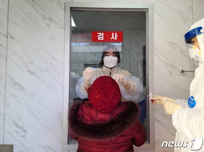 충북 옥천군보건소 선별진료소에서 검체를 채취하고 있다. © 뉴스1