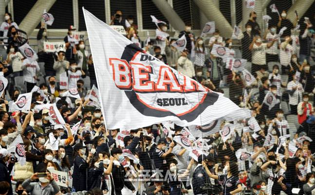 두산 베어스 원정패들이 18일 서울 고척스카이에서 진행된 한국시리즈 2차전 NC와의 경기에서 열띤 응원을 펼치고있다. 김도훈기자 dica@sportsseoul.com