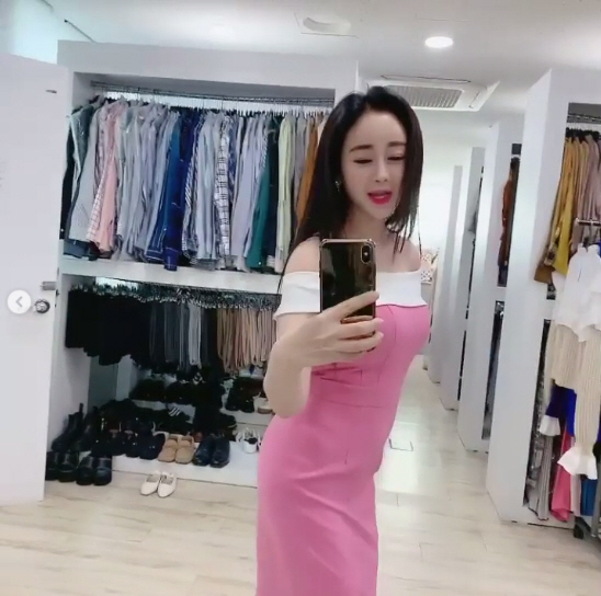 Broadcaster So-won Ham has been showing off her slender figure.On the 13th, So-won Ham posted a short video with his article # Home Shopping BTS through his Instagram.In the public image, So-won Ham, who is wearing a pink dress and boasts a perfect body, is included.So-won Ham, in particular, boasts a perfect S-line body and says, How Gurnee Mills, Gurnee Mills.This body is what Gurnee Mills was laughing at.Meanwhile, So-won Ham and Evolution are appearing on the TV ship The Taste of Wife in 2018 marriage, over the age gap of 18 years old.