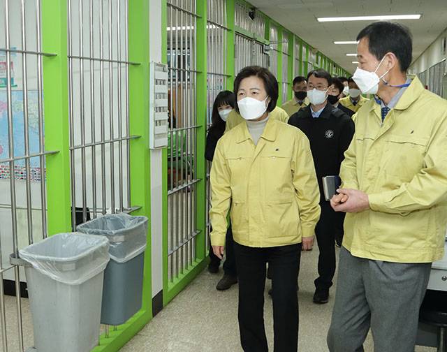 추미애 장관이 화성외국인보호소에서 코로나19 격리보호실로 지정된 보호실을 점검하고 있다. /법무부 제공