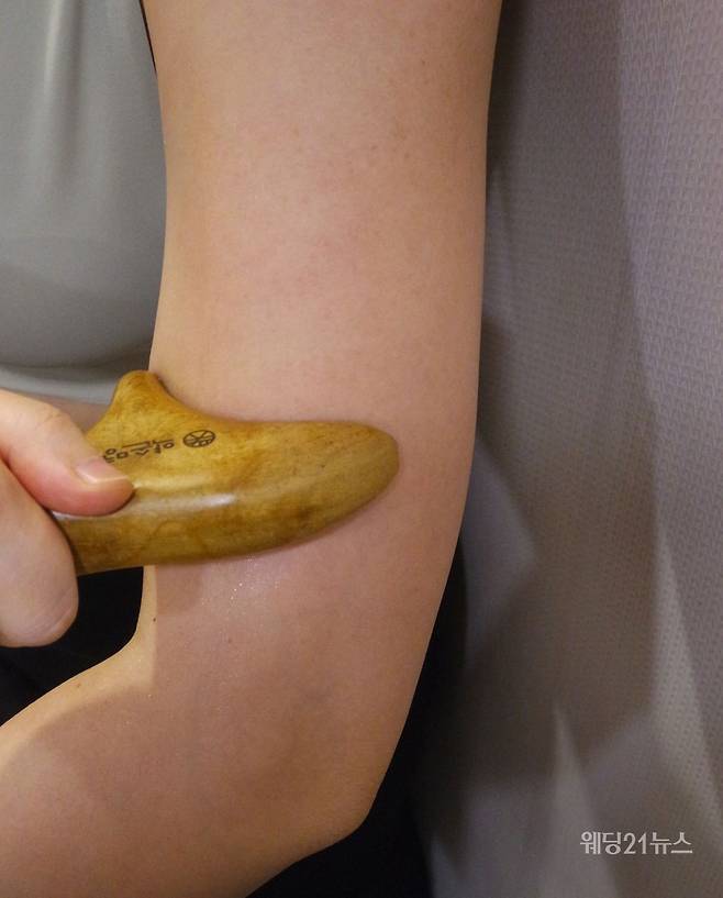 사진 : 약손명가 구리점 정사라 원장이 소개하는 약손명가코스메틱 바디 슬리밍 핫 크림 사용 전후 비교.