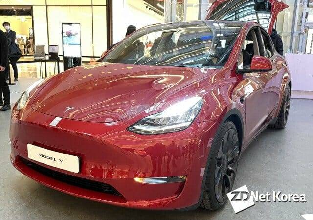테슬라 모델 Y 퍼포먼스가 서울 잠실 롯데월드몰에 전시된 모습