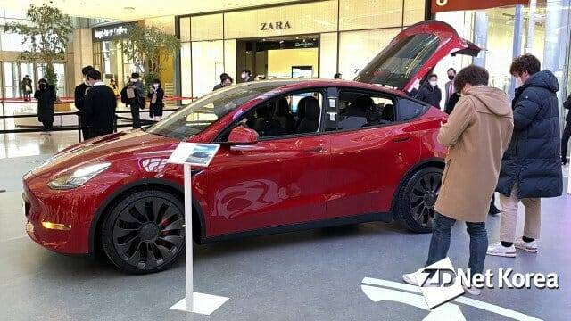 테슬라 모델 Y 전시가 진행되고 있는 서울 잠실 롯데월드몰 현장