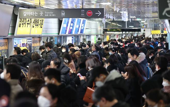 많은 눈이 내린 12일 오후 서울 지하철 강남역 승강장이 퇴근하는 시민들로 붐비고 있다. /연합뉴스