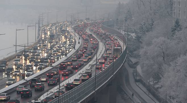 갑자기 폭설이 내린 2021년 1월 12일 오후 오후 6시경 서울 올림픽대로 한강대교~동작대교 구간에서 퇴근길 차들이 엉금엉금 느린 속도로 이동하고 있다. / 오종찬 기자