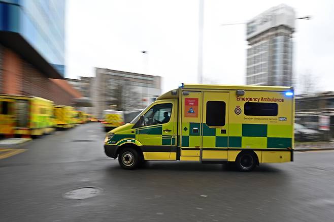 지난 5일(현지 시각) 런던 동부 왕립런던병원에 앰뷸런스 한 대가 들어서고 있다. (기사 내용과 직접적 관련 없음.) /AFP 연합뉴스