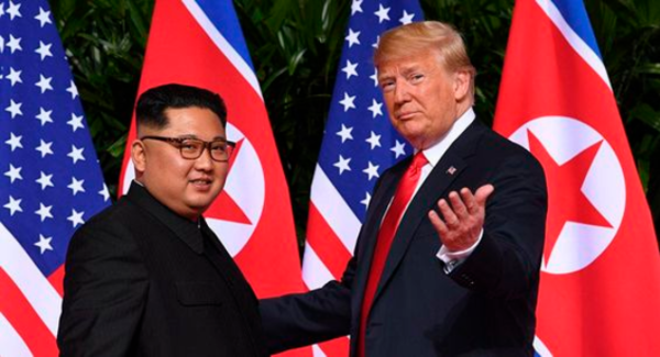 2018년 6월 싱가포르에서 열린 1차 미·북 정상회담에서 도널드 트럼프 미국 대통령과 김정은 북한 국무위원장이 서로 마주보며 안부를 나누고 있다./조선DB