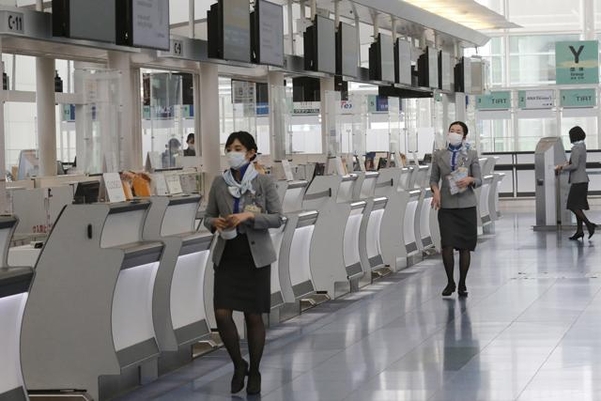 지난달 28일 일본 도쿄 하네다공항에서 항공사 직원들이 마스크를 쓰고 있다. /AP 연합뉴스