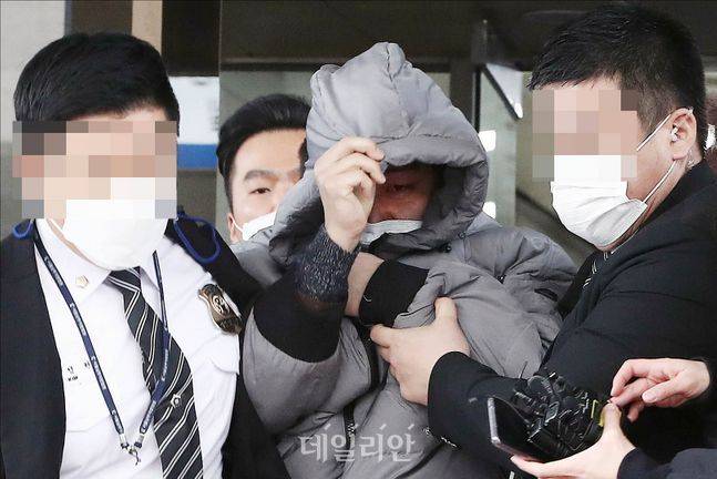 생후 16개월된 정인이에게 장기간 학대를 가해 사망에 이르게 한 혐의를 받고 있는 양부모에 대한 첫 공판이 열린 13일 첫 공판을 마친 정인이 양부 안모씨가 서울 양천구 서울남부지방법원을 빠져나가고 있다.ⓒ데일리안 홍금표 기자