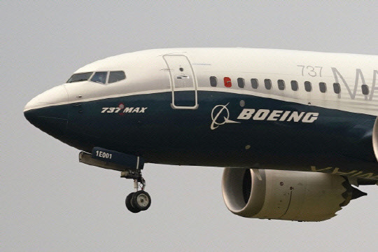 지난해 9월 30일(현지시간) 보잉 737맥스가 미국 시애틀에서 시험 비행을 마치고 착륙할 준비를 하고 있다.    [AP 연합뉴스]