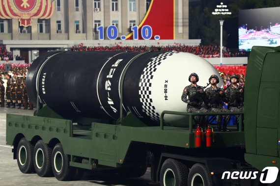 북한이 대규모 열병식에서 북극성 4형을 선보이고 있다. 북한의 북극성 4형은 핵탄두 탑재가 가능한 잠수함발사탄도미사일(SLBM) 일 가능성이 제기되고 있다.