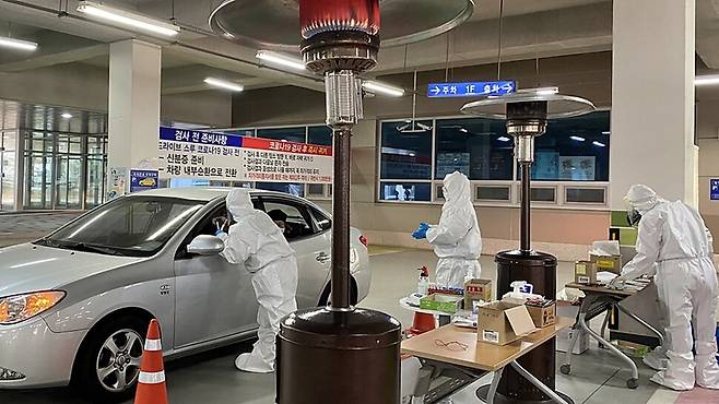 세종시 보건당국이 한파를 피해 건물 1층에 차린 선별진료소에서 코로나19 검사를 하고 있다. 세종시 제공