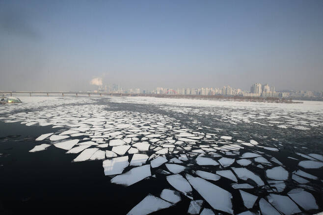 The Han River melts under a hazy sky filled with ultrafine particles on Jan. 13. (photos by Baek So-ah)