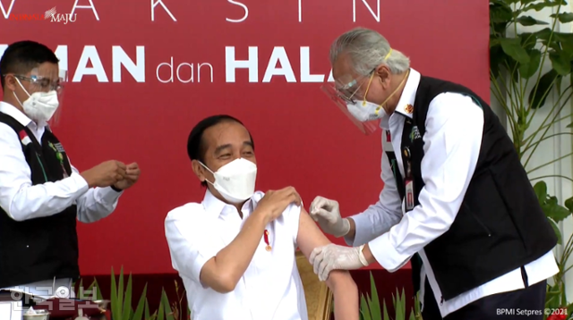 조코 위도도 인도네시아 대통령이 13일 오전 코로나19 중국 백신을 접종하고 있다. 유튜브 캡처