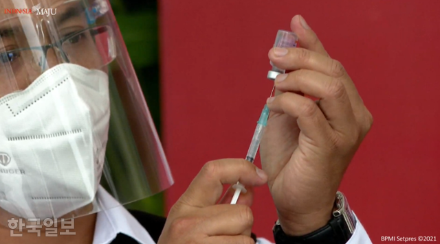 13일 인도네시아에서 접종을 시작한 중국 시노백 백신. 유튜브 캡처