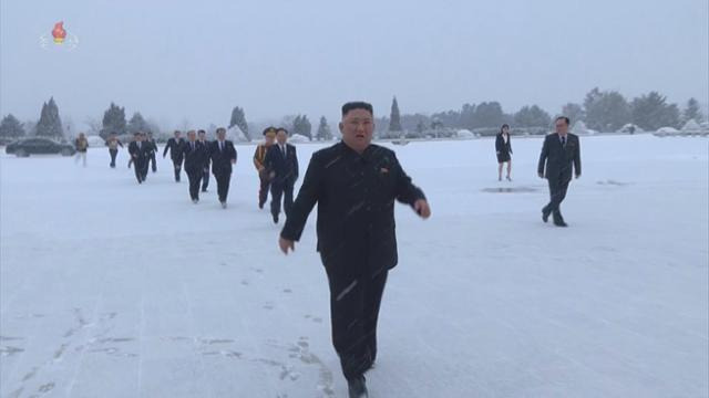 북한 조선중앙TV는 김정은 국무위원장이 12일 제8기 당중앙지도기관 성원들과 함께 금수산태양궁전을 찾았다고 13일 보도했다. 조선중앙TV 캡처 뉴시스