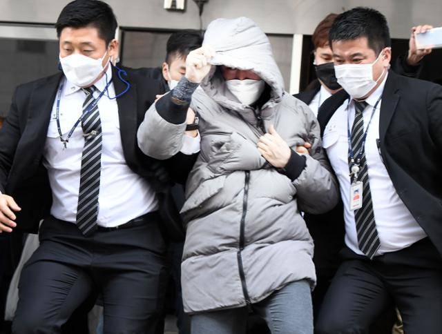 정인양의 양부 안모씨가 13일 오전 서울 양천구 서울남부지방법원에서 열린 첫 공판기일을 마치고 법원 청사를 나서고 있다. 고영권 기자